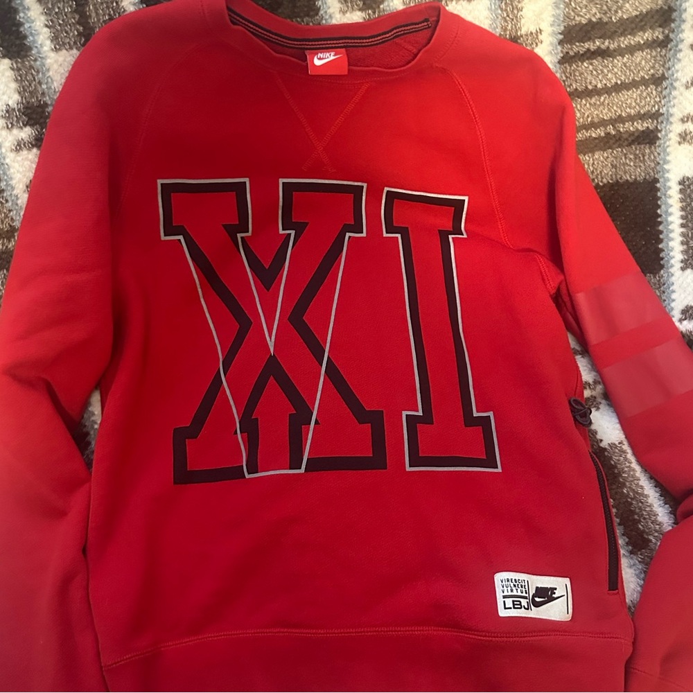 LEBRON x NIKE SPORTSWEAR NSW VIRESCIT VULNERE VIRTUS CREWNECK SWEATER Size S